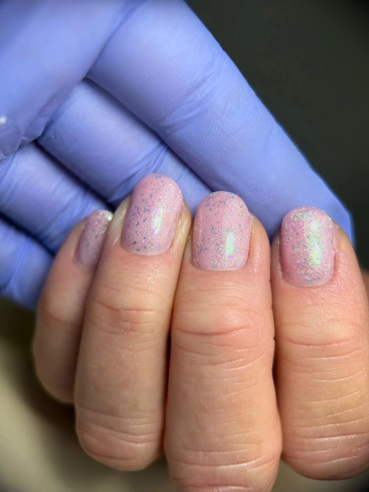Nägel in zartem Rosa mit feinem Glitzer