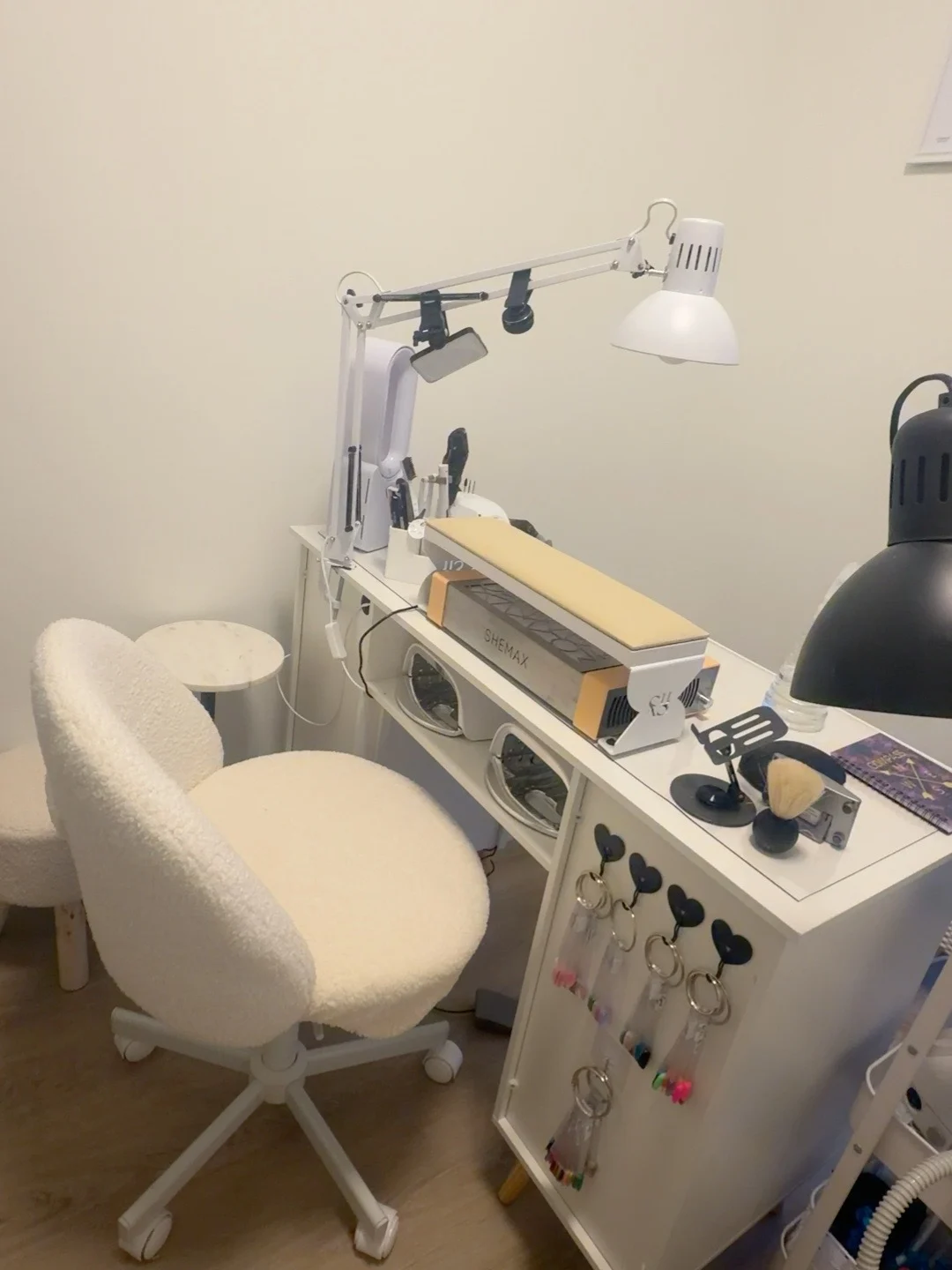Arbeitsplatz mit Lampe, Staubabsaugung und Werkzeug