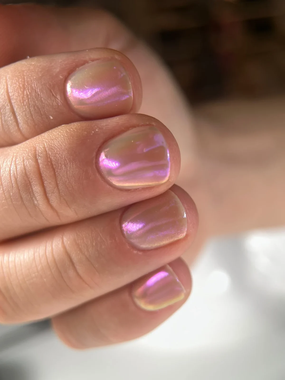 Kurze Nägel mit schimmerndem Chrome-Effekt in Rosa