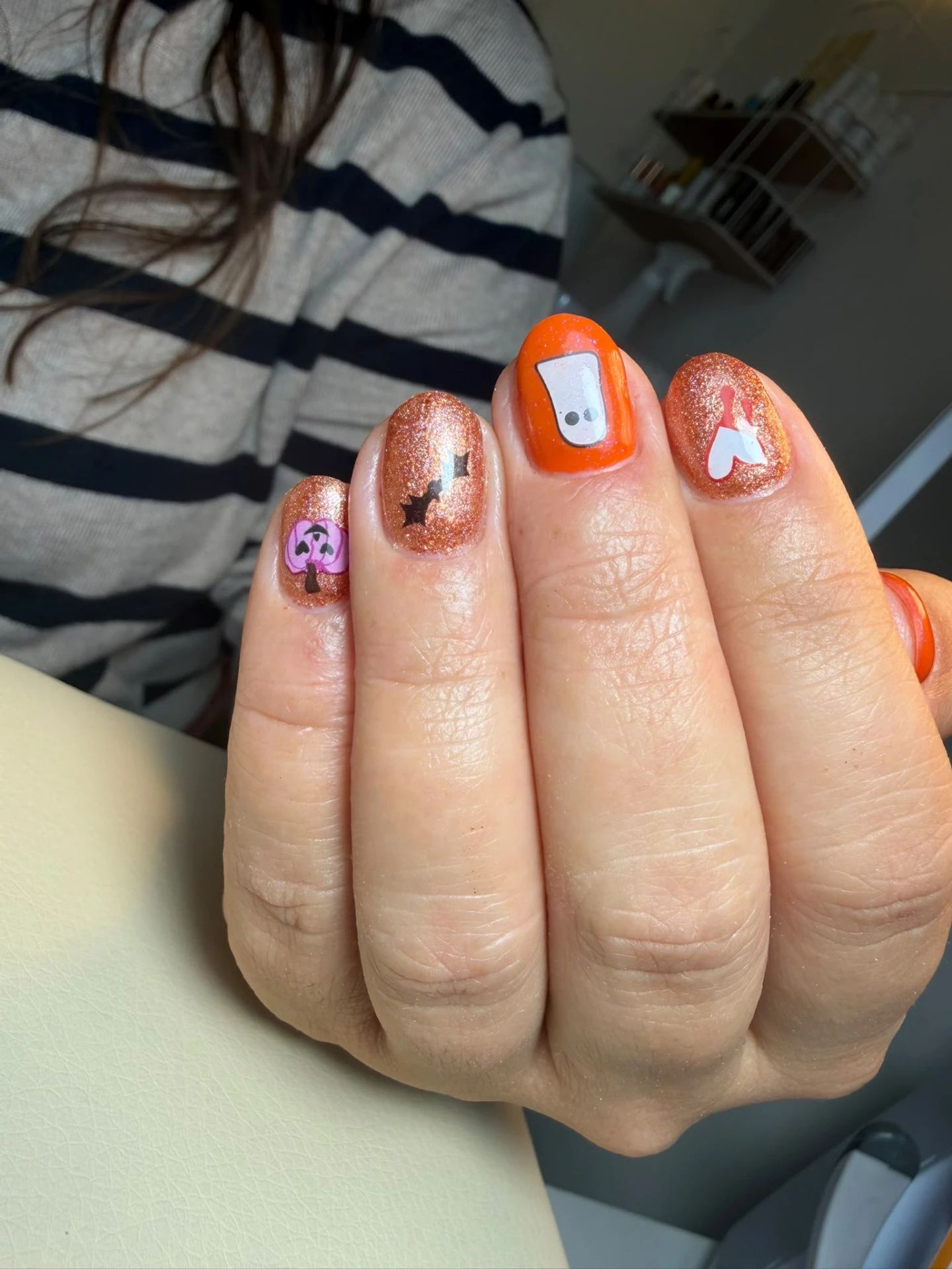 Halloween-Nägel in Orange mit Glitzer, Geist, Kürbis und Fledermaus-Motiv